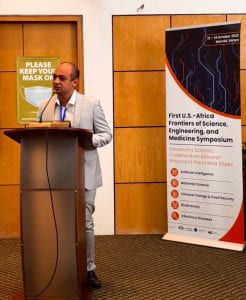 Mohammed Mostajo-Radji standing at a podium presenting about the Discovery Lab technology in Nairobi, Kenya.
